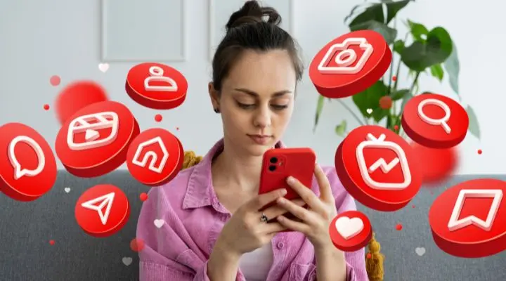 Una persona con una camisa violeta usa un teléfono inteligente, rodeado de íconos flotantes de redes sociales como una cámara, un video y burbujas de chat, reflejando la integración perfecta de la publicidad exterior programática en el mundo conectado de hoy.