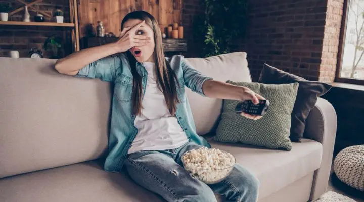 Sentados en el sofá con un tazón de palomitas, ven la televisión con asombro, con una mano en la cara y la otra agarrando el control remoto. Es como si la neurociencia los llevara de viaje a través de cada giro inesperado de la trama.