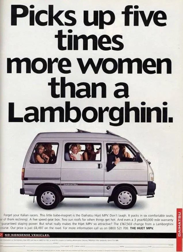 Un anuncio vintage de Anuncios Creativos muestra una camioneta Daihatsu llena de mujeres y un hombre haciendo un gesto de aprobación con el pulgar hacia arriba, acompañado de un texto en negrita que afirma que la camioneta recoge más mujeres que un Lamborghini.