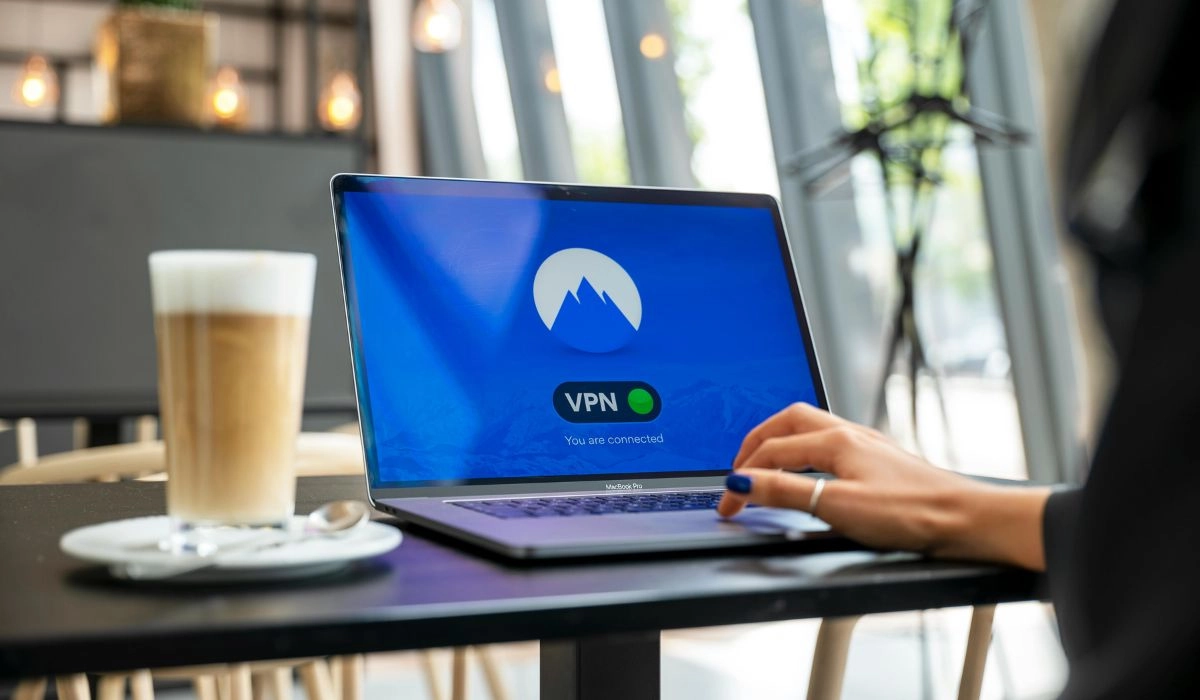 ¿El WiFi gratuito es riesgoso? Solo si omites estos pasos de seguridad