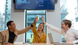 Tendencias laborales 2025: task masking, craqueo y job hugging