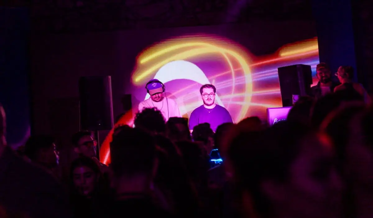 IQOS celebra la curiosidad y el estilo en volvo fashion week
