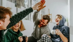 Los solteros en México eligen la friendfluence sobre la presión romántica este San Valentín