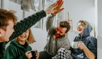 Los solteros en México eligen la friendfluence sobre la presión romántica este San Valentín