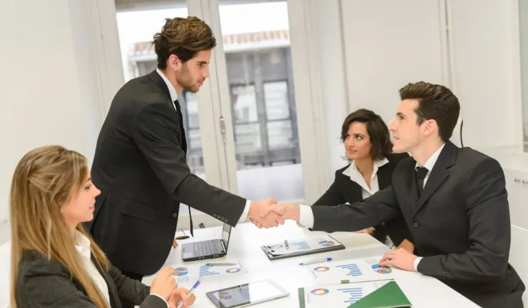 muchas personas que trabajan en relaciones públicas son profundamente reflexivas e incluso introvertidas