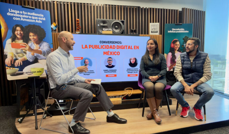 Tres personas conversan sentadas frente a una pantalla que muestra "La Publicidad Digital en México" durante una mesa redonda en un evento en interiores.