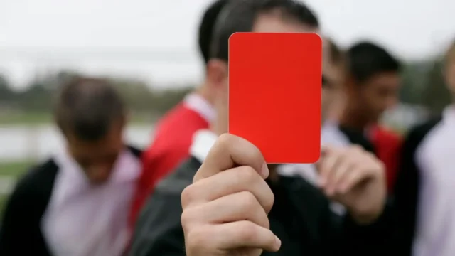 Comunicación estratégica en el Mundial 2026: cómo evitar la tarjeta roja para tu marca