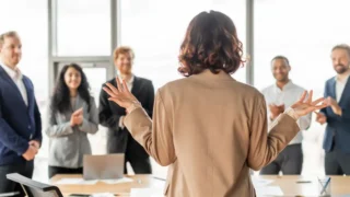 Liderazgo de opinión basado en datos: cómo convertir métricas internas en autoridad sectorial