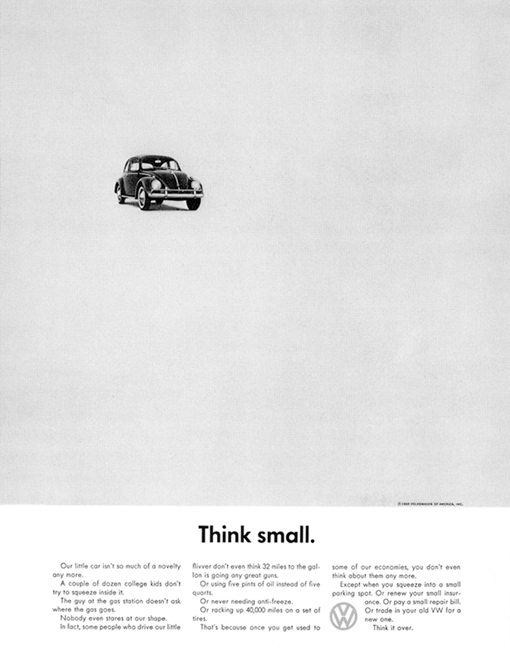 Anuncio impreso Think Small de Volkswagen con el Beetle pequeño en página blanca, DDB 1959