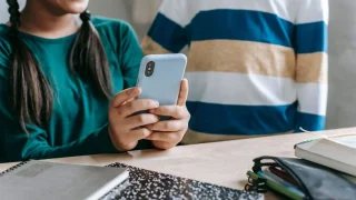 Ipsos Education Monitor 2026: el 73% apoya prohibir las redes sociales a menores de 14 años