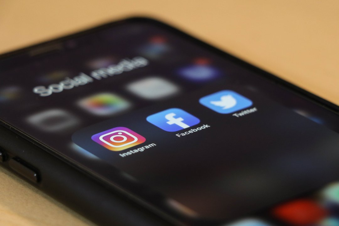 La pantalla de un teléfono inteligente muestra una carpeta denominada “Redes sociales”, que muestra los íconos de las aplicaciones de Instagram, Facebook y Twitter, plataformas esenciales para conectar las comunidades en línea.