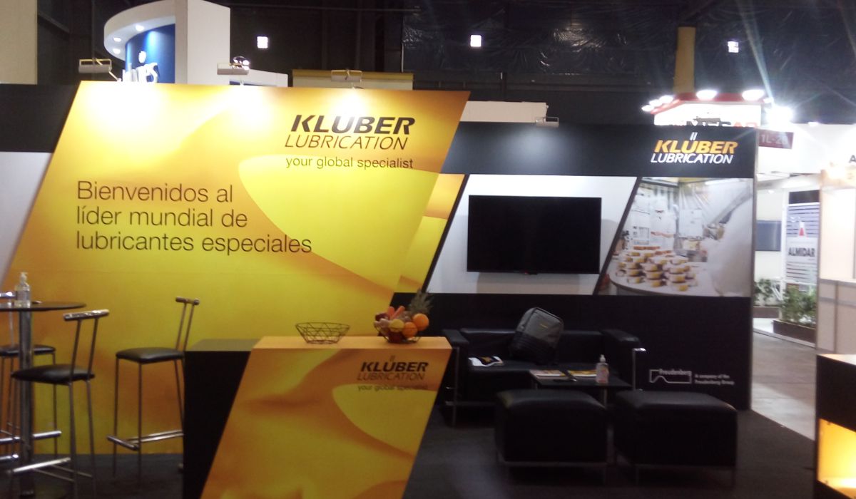 Un stand de feria con un diseño en amarillo y negro.