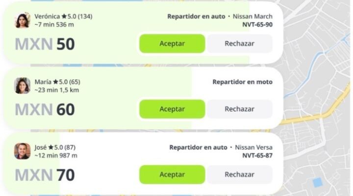 Pantalla de la aplicación que muestra tres opciones de entrega con calificaciones de los conductores, tiempos estimados, distancias y precios en MXN. Las opciones incluyen entregas en automóvil y motocicleta con botones de aceptar o rechazar. indrive entregas 