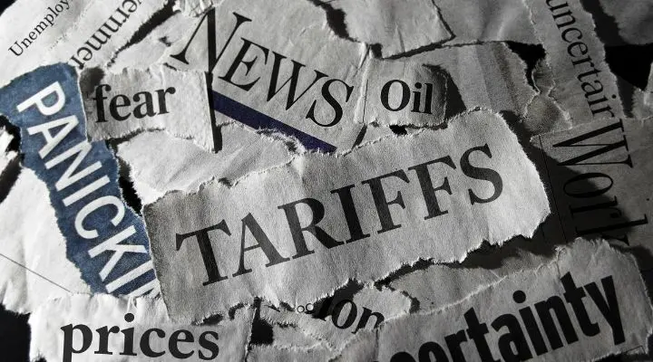Un collage de titulares de periódicos rasgados muestra palabras como âARANCELESâ, âPÁNICOâ, âNOTICIASâ y âArancelesâ, capturando una vívida sensación de incertidumbre.