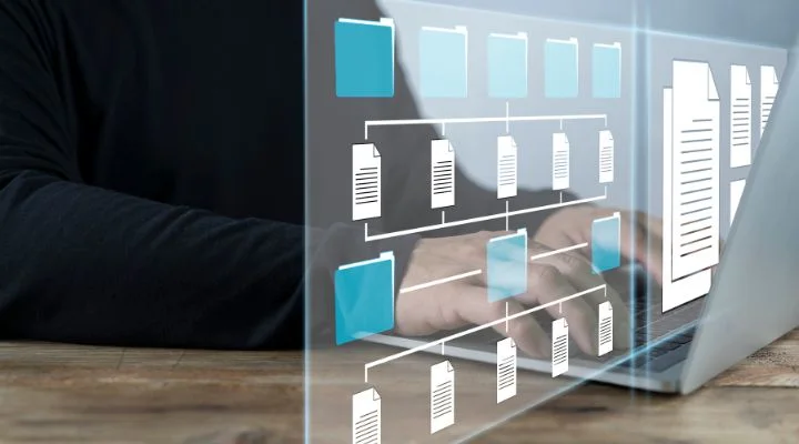 Persona escribiendo en una computadora portátil con una superposición digital de DeepSeek que muestra un organigrama de carpetas y documentos.
