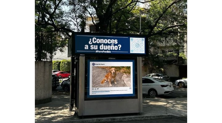 Una parada de autobuses de JCDecaux México muestra un cartel que pregunta "¿Conoces a su dueño?" con una foto de un perro perdido y un código QR para más información.