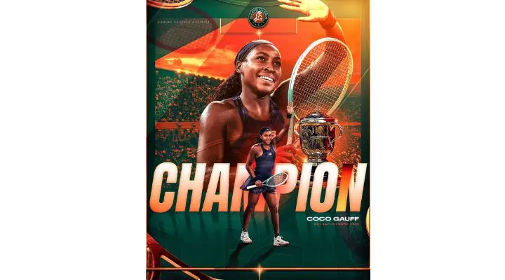 Una tenista, parecida a Coco Gauff, sostiene un trofeo sobre la palabra "CAMPEÓN" en el fondo de una cancha de tenis mientras una multitud la anima.
