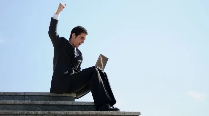 Celebrar los pequenÌos logros es una praÌctica poderosa que impulsa el crecimiento personal y profesional