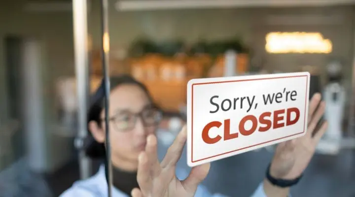 cerca del 85 por ciento de los establecimientos mercantiles, al menos en esta enorme y caótica Ciudad, no cumplen a cabalidad con lo que mandata la norma