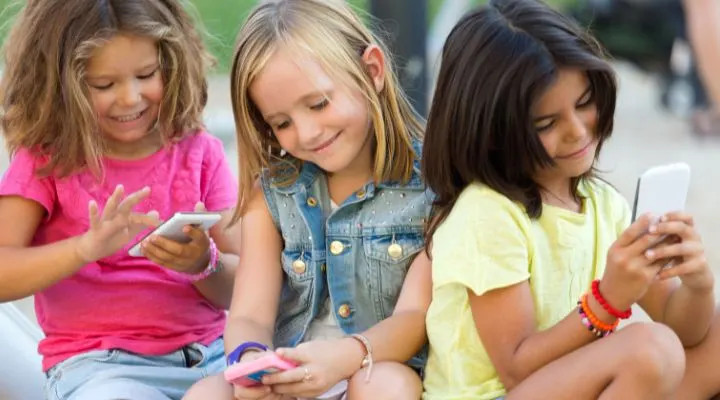 Ipsos: apoya prohibir redes a menores de 14 años