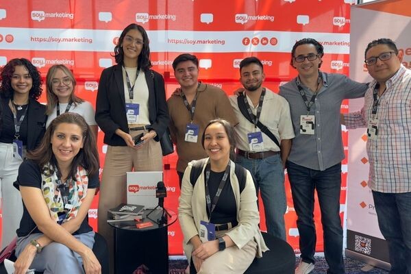 Alumnos del Tec en set de grabación en IAB 2024