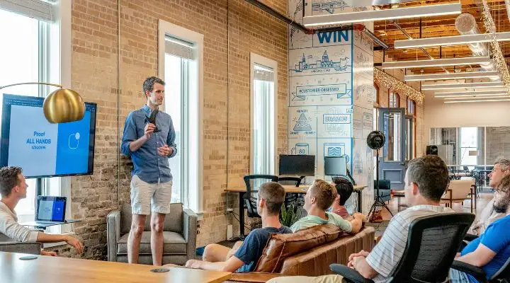 El liderazgo que necesitamos en la era de la IA y la sobrecarga laboral