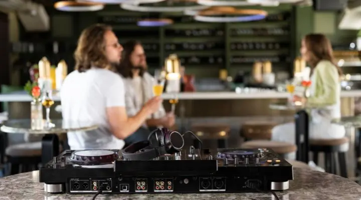 últimamente esa sociedad ha firmado convenios con el IMPI y el INDAUTOR para hacer una serie de visitas a los negocios y exigirles el pago de las regalías