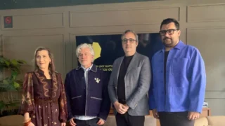 Cuatro personas posan juntas frente a una pantalla de televisión en Los Effie Awards México 2026.