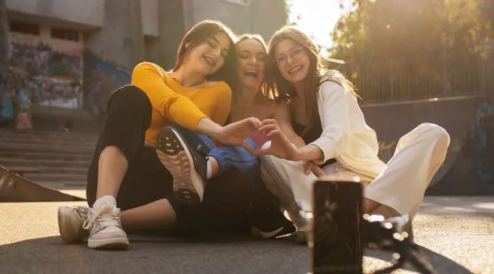 Porque si nadie comenta nadie comparte y nadie reacciona de forma visible en redes sociales